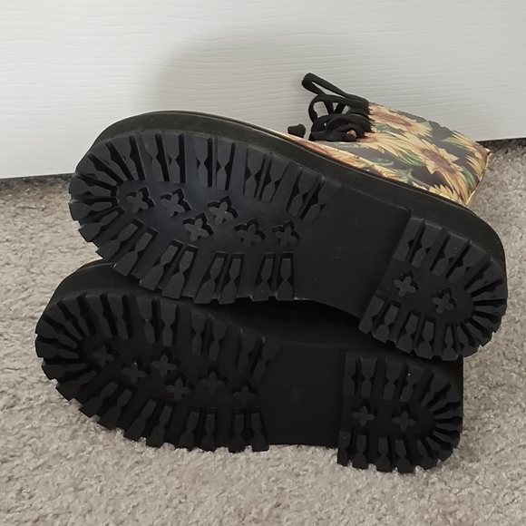 Petal to the metal CURRENT MOOD combat boots from Dollskill - Picture 5 of 12